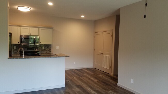 Building Photo - 325 Majestic Dr
