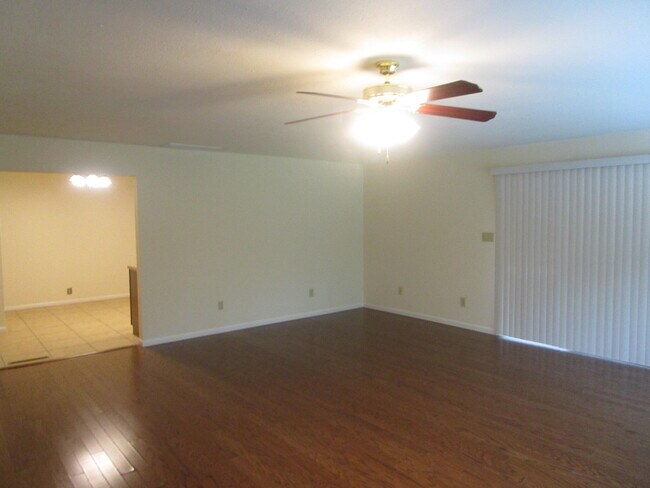 Building Photo - 305 Manor Dr