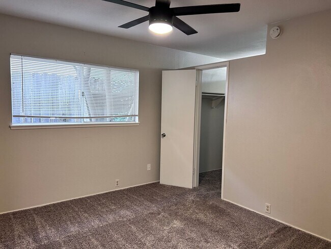 Building Photo - Three Bedroom Two Bathroom Home with Den/Home Office