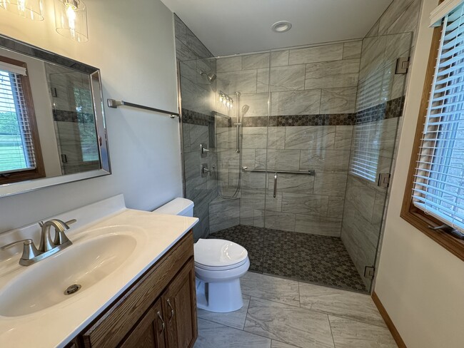 Building Photo - 881 Glenmore Ct