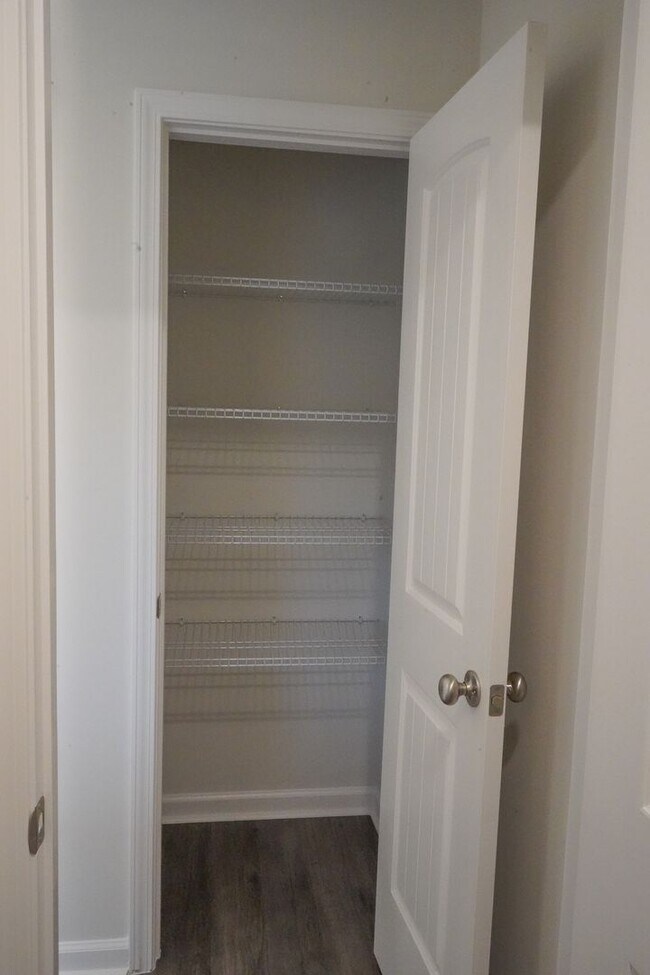 Building Photo - AVAILABLE NOW!