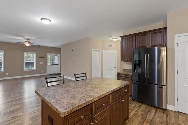 Building Photo - Beautiful 3-bedroom, 2.5-bathroom home available for lease in Hampstead