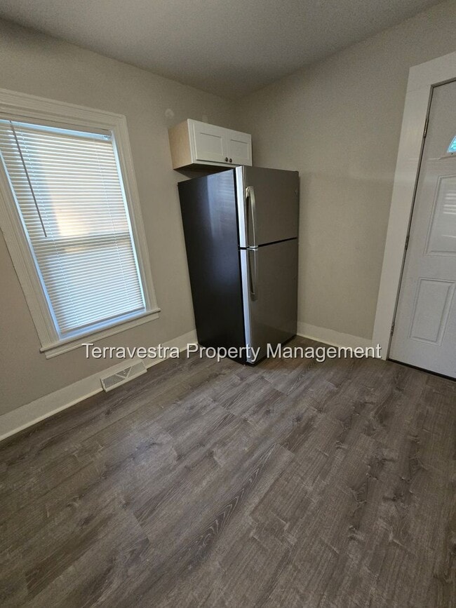 Building Photo - 321-323 South 5th Street