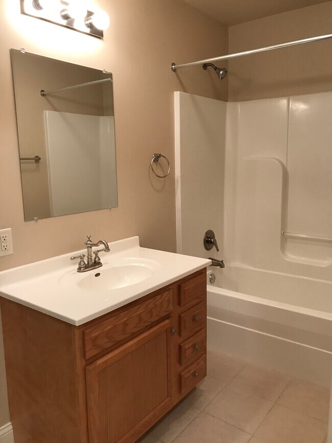 Master bathroom - 103 Scenic Dr
