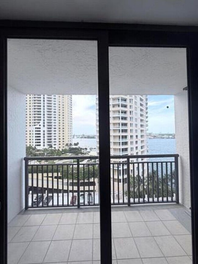 Building Photo - 540 Brickell Key Dr