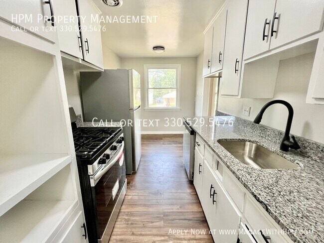 Building Photo - 885 S Green Rd