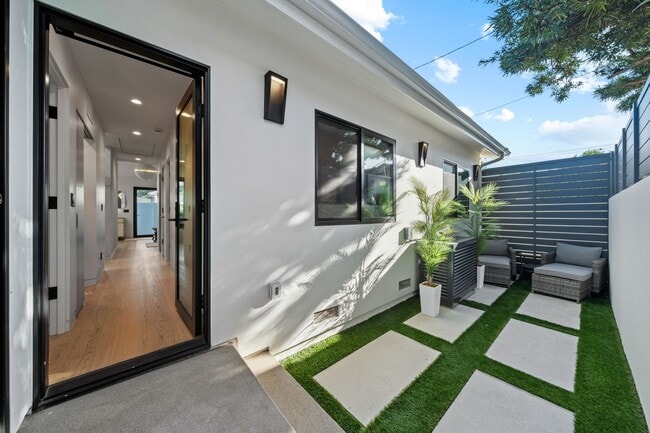 Building Photo - Elevated Living Fully Furnished