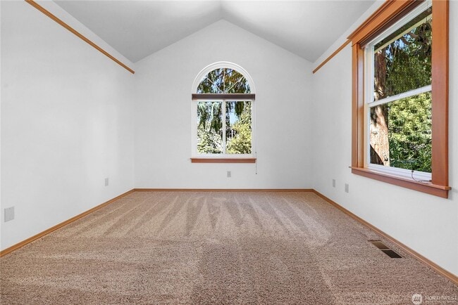 Building Photo - 3 bedroom 2.5 bathroom single family house...