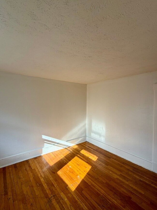 Building Photo - For Rent 4 Bedroom 1 Bath Field Club Row House