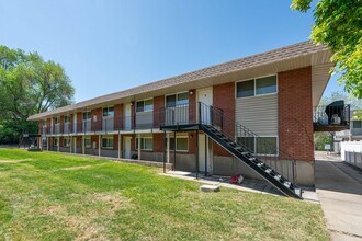 Building Photo - Sunny & Inviting Apartment with Clean Finishes in Great Location