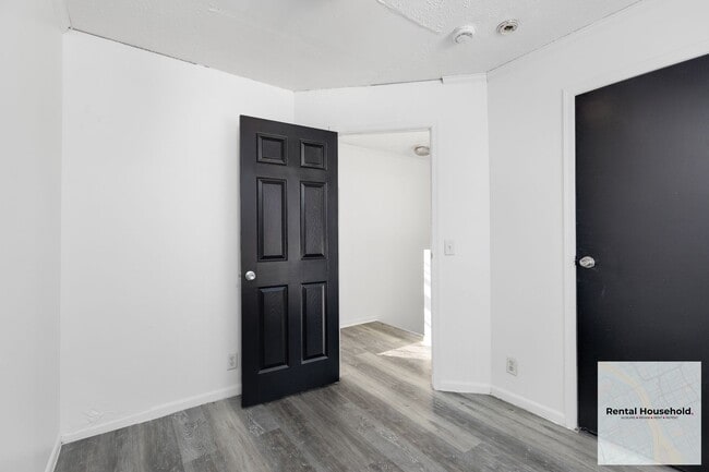 Building Photo - Completely Redone 3 Bed 1.5 Bath Rental!