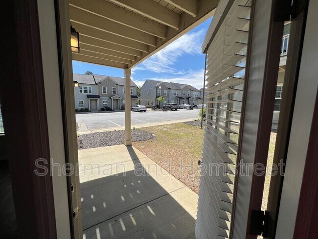 Building Photo - 661 Dobhill Ln