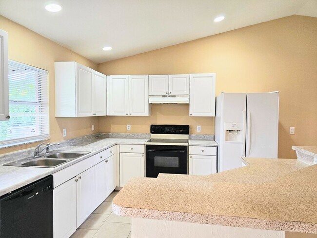 Building Photo - Move-in Ready 3 BR & 2 BA