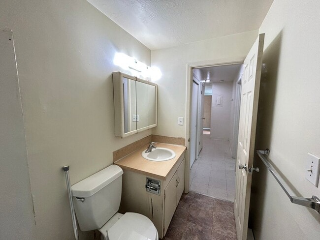 Building Photo - NO APPLICATION FEE AND FREE FIRST MONTHS RENT!! Cozy 2 Bed, 1 Bath Apartment Near Downtown Albany...
