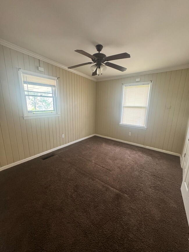 Building Photo - 208 N Rosewood Dr