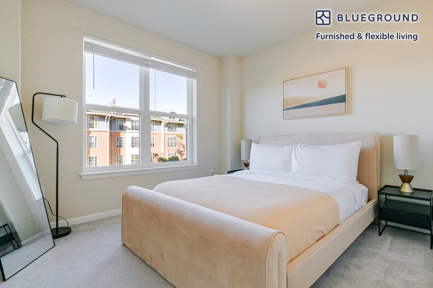 Building Photo - 1051 Commodore Dr