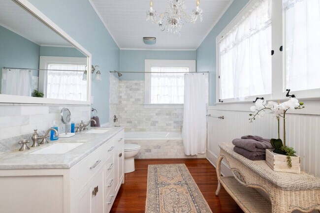 Building Photo - 406 NE 7th Ave