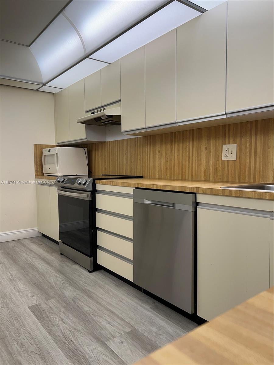 Building Photo - 2500 Parkview Dr