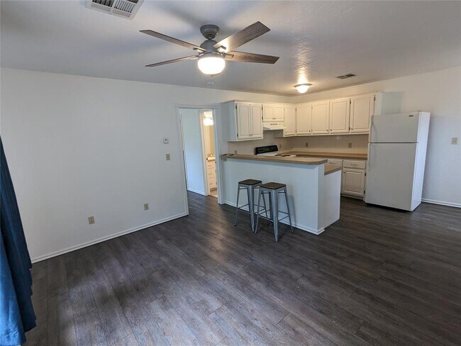 Building Photo - 420 W Comanche St