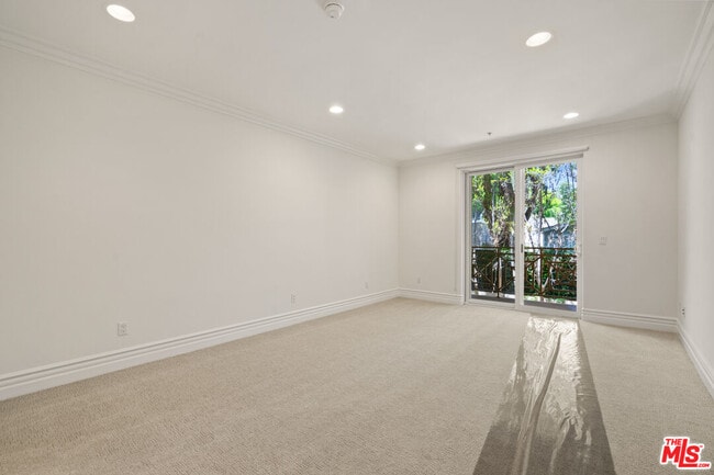 Building Photo - 2306 Fox Hills Dr