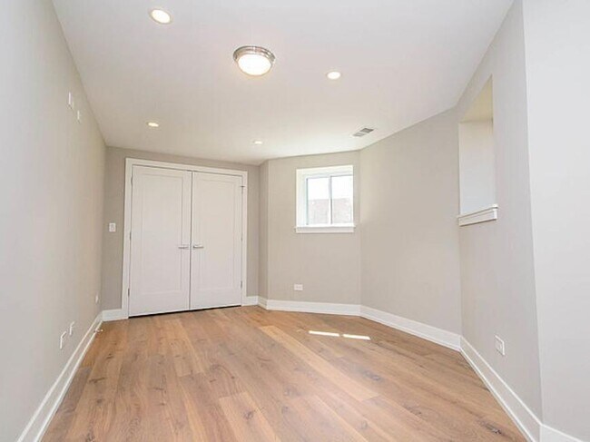 Building Photo - 2 bedroom in Chicago IL 60618