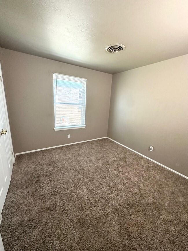 Building Photo - 3 Bed 2 Bath Ready to Rent ASAP!