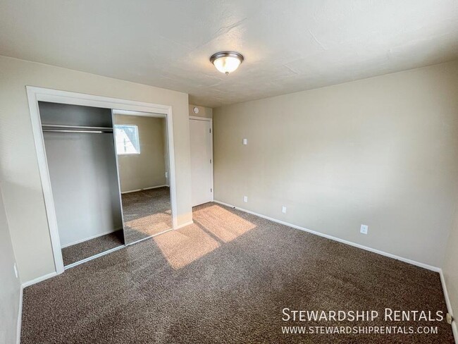 Building Photo - 2 Bd in Prime Campus Location!