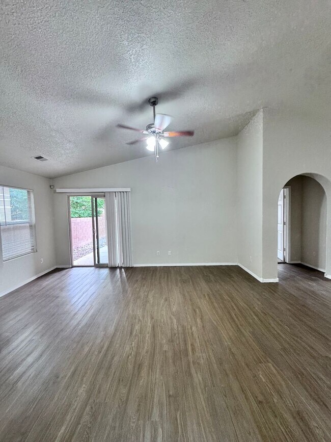 Building Photo - MOVE IN SPECIAL! Great 3 bed, 2 bath, 1575 sq ft home in Huning Ranch!