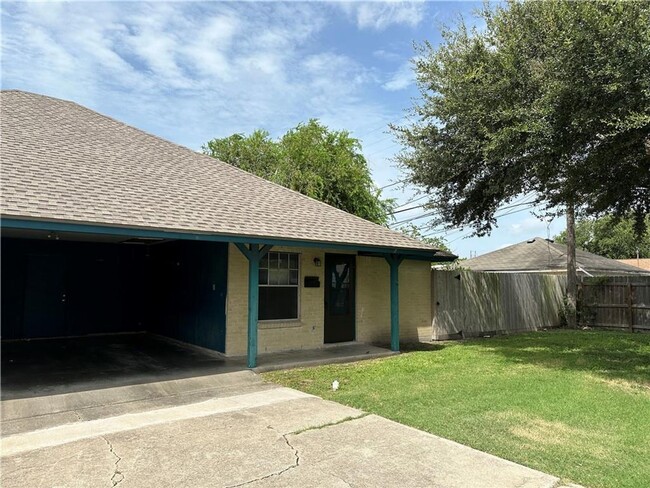 Building Photo - CENTRAL CITY DUPLEX WITH PRIVATE BACKYARD