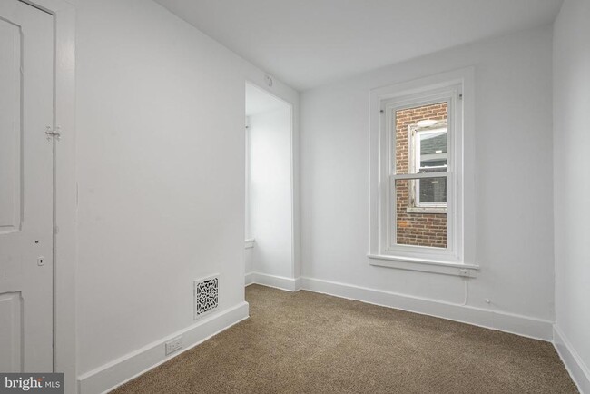 Building Photo - 305 S Main St