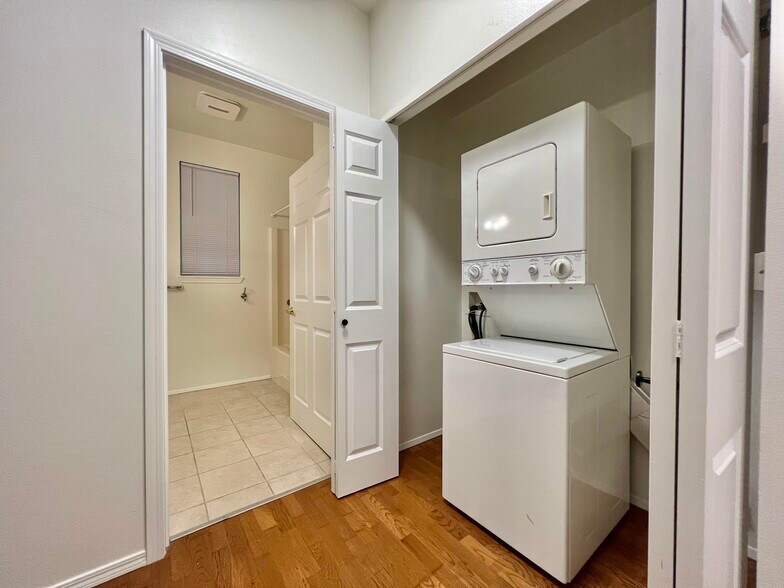 Laundry space with more storage space - 12712 Admiralty Way