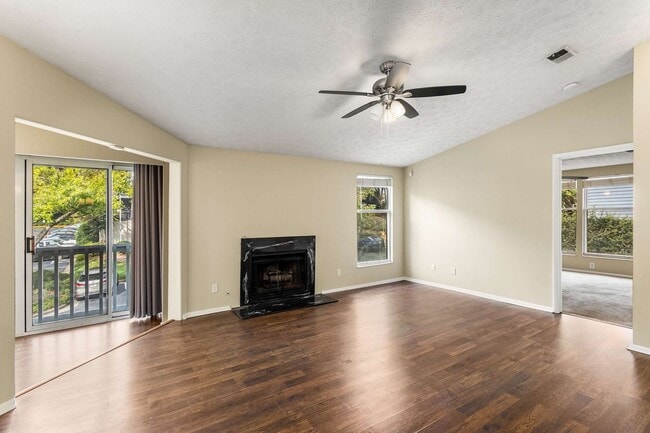 Building Photo - Great Location 2nd Floor Condo