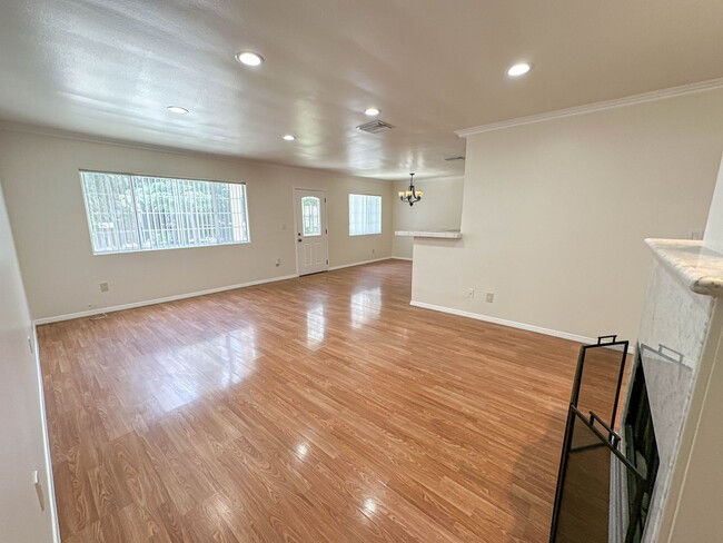 Building Photo - COMING SOON! Charming Reseda 4 Bedroom PLUS Office for Rent!