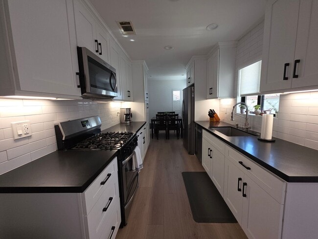 Building Photo - Refined Single-Family Living in Prime Azusa Location