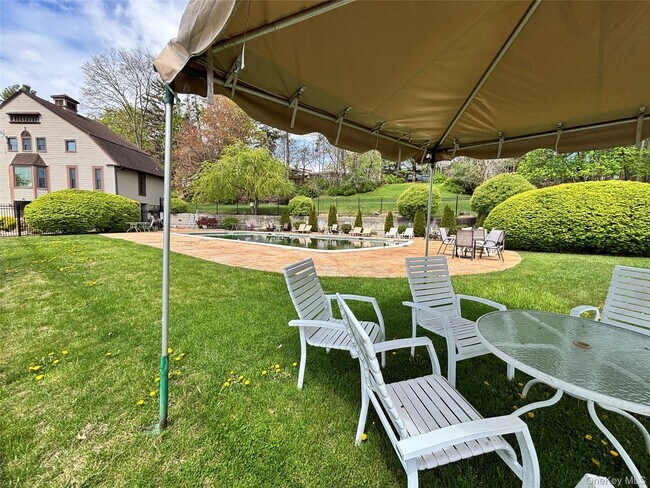 Building Photo - 10 Sycamore Dr