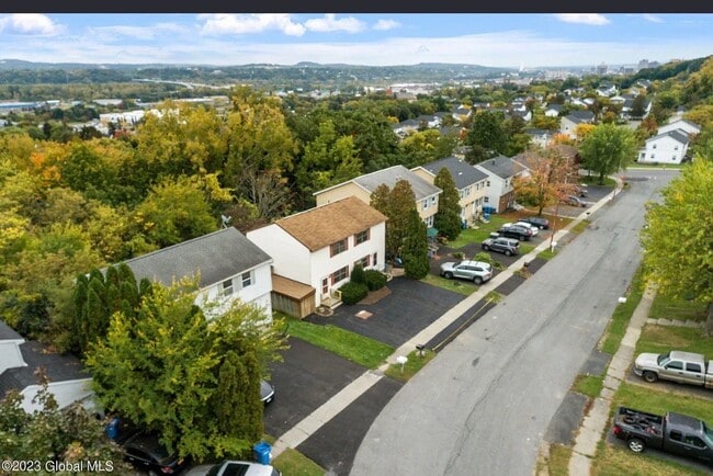 Building Photo - 11A Limerick Dr E