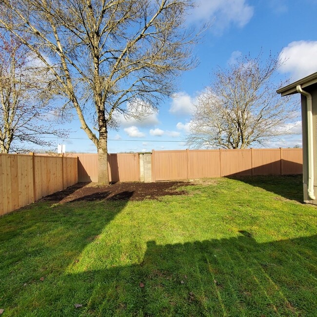 Building Photo - Pet Friendly 3 Bed : 2Bath Home w/ a Carport