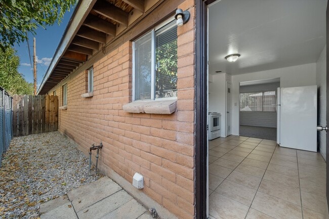 Building Photo - 4525 E Bellevue St