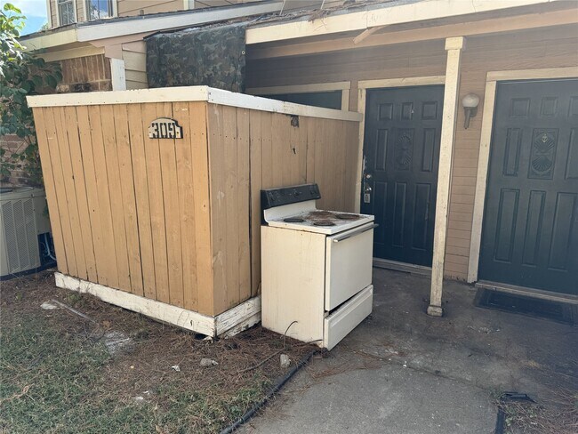 Building Photo - 7402 Alabonson Rd