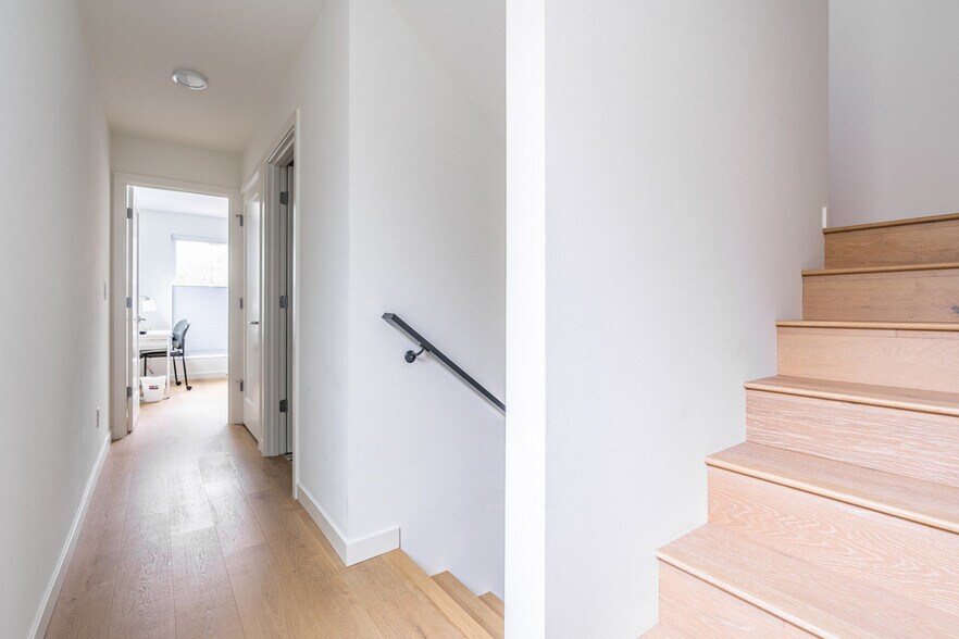 Building Photo - 5109C Phinney Ave N