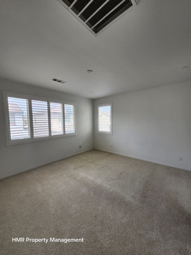 Building Photo - Beautiful two story 5 bedroom in ontario R...