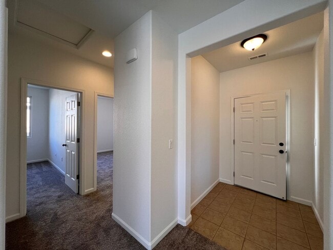 Building Photo - Single-level 3 bedroom, 2-bathroom home in Dayton, NV