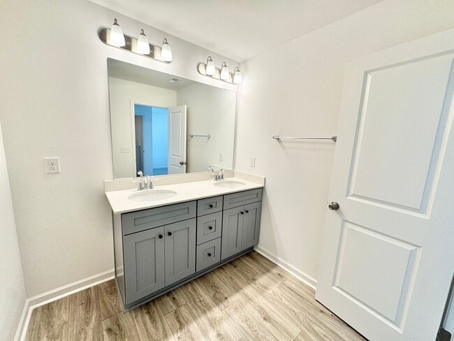 Building Photo - 3 br 2.5 ba townhome AVAILABLE JULY 16TH close to freeways and shopping!