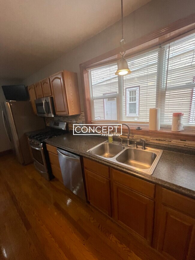 Building Photo - 8 Mill St