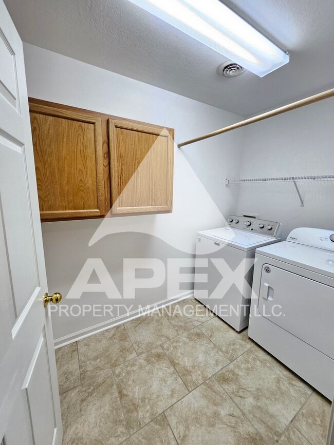 Building Photo - Stunning 2 Bd-2 Ba Condo with 1-Car garage...