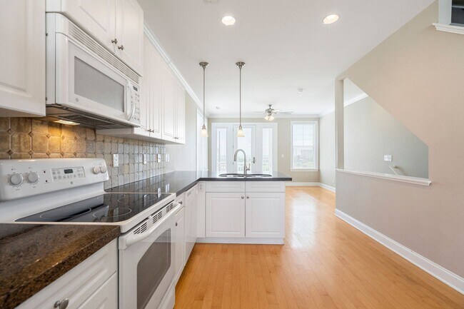 Building Photo - 3 bedroom, 2 1/2 bath unfurnished Townhouse located in Surf City-Ocean views