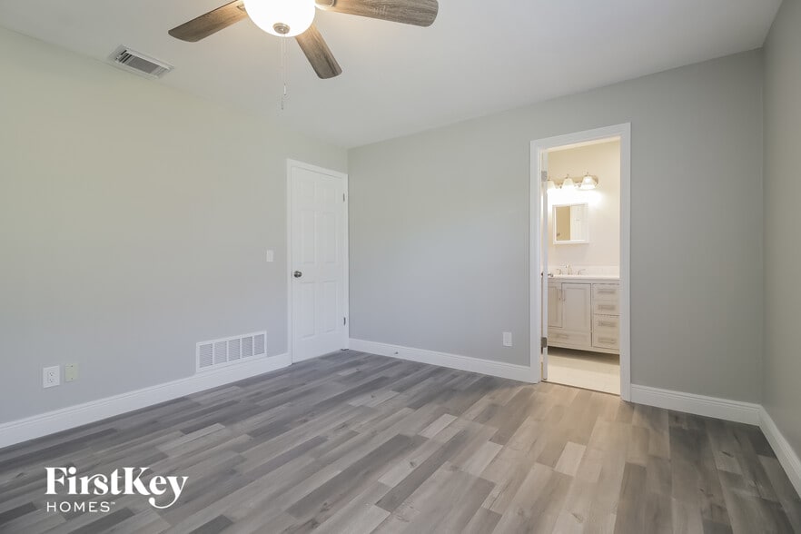 Building Photo - 550 Meadowvale Dr