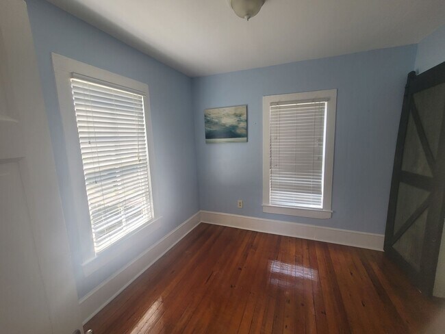 Building Photo - Charming Cottage - minutes from the Seawall