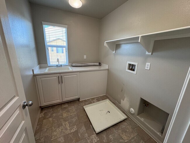 Building Photo - Large Newer Home - 4 Bedroom / 3 1/2 Bath