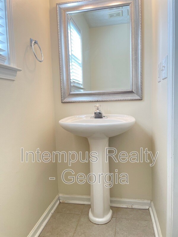 Building Photo - 2054 Pierce Way